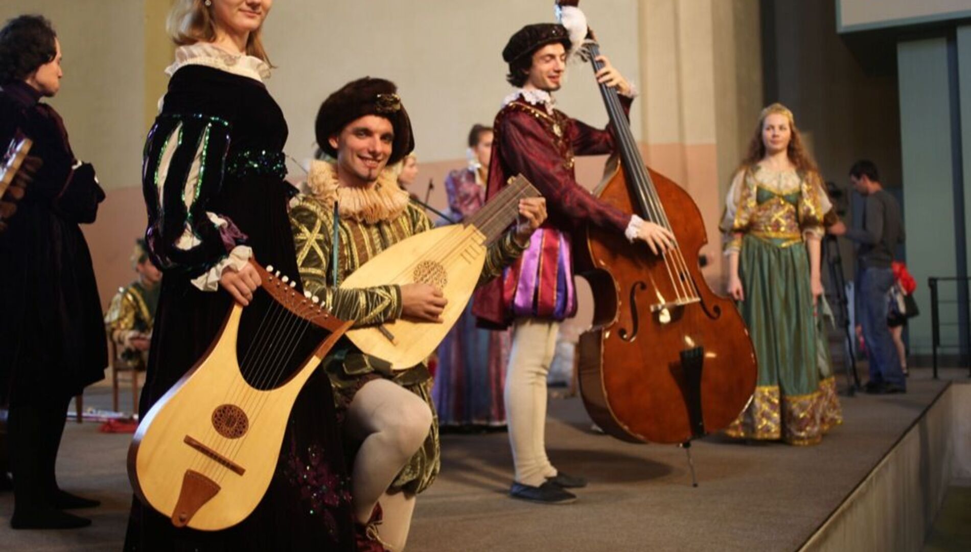 «Короли и нищие»
 Истории времен знаменитых правителей