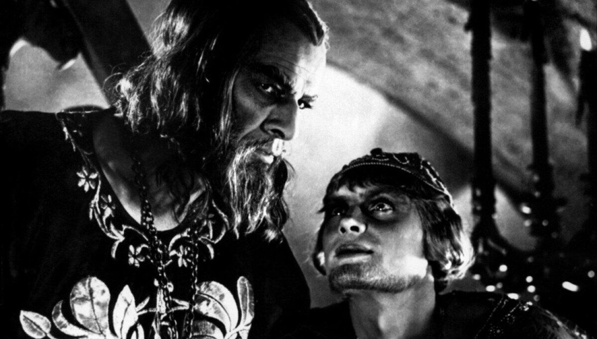 Журнал «Искусство кино» представляет: 
«Иван Грозный» 
Фильм Сергея Эйзенштейна 
Эпизод первый