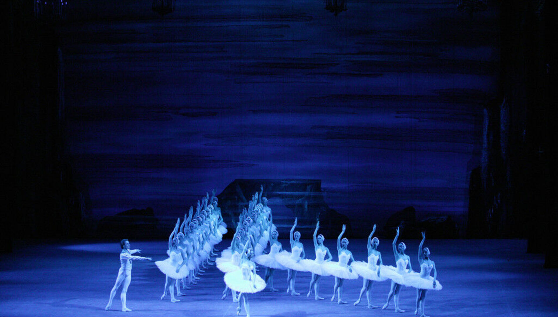 Прямая трансляция!
Большой балет в кино
П. И. Чайковский «Лебединое озеро»