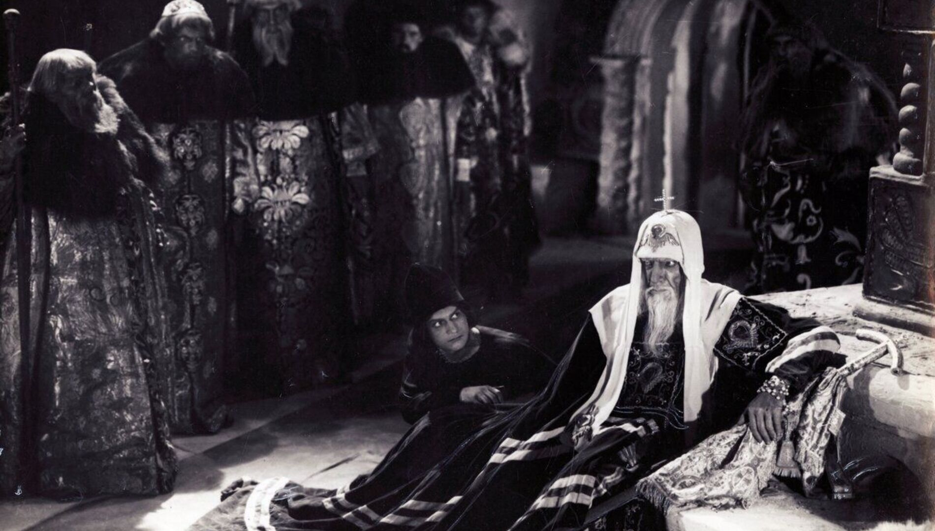 Журнал «Искусство кино» представляет: 
«Иван Грозный» 
Фильм Сергея Эйзенштейна 
Эпизод первый