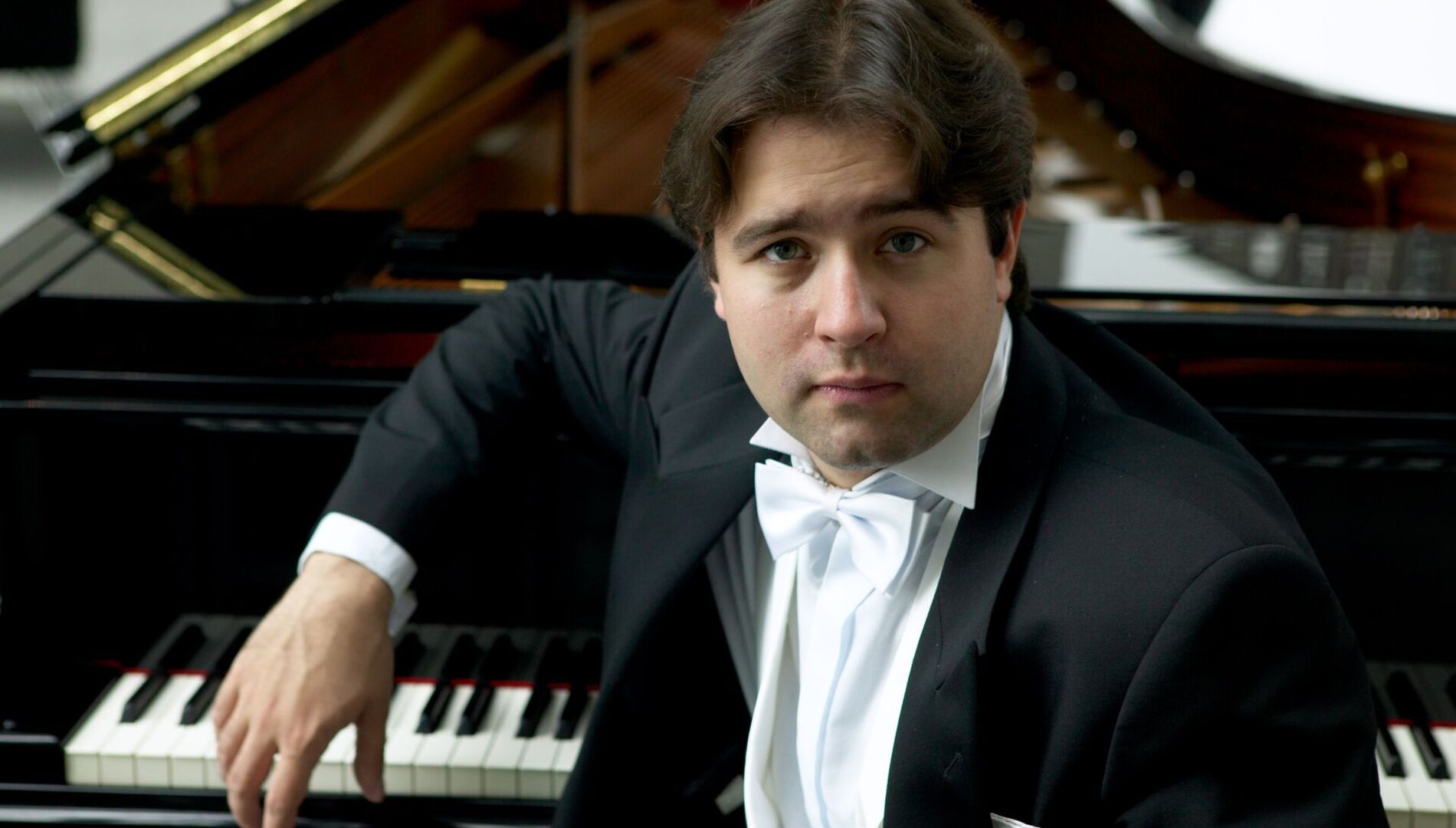 Цикл просветительских концертов
«Владимир Юровский дирижирует
и рассказывает».
Истории с оркестром. Похитители огня