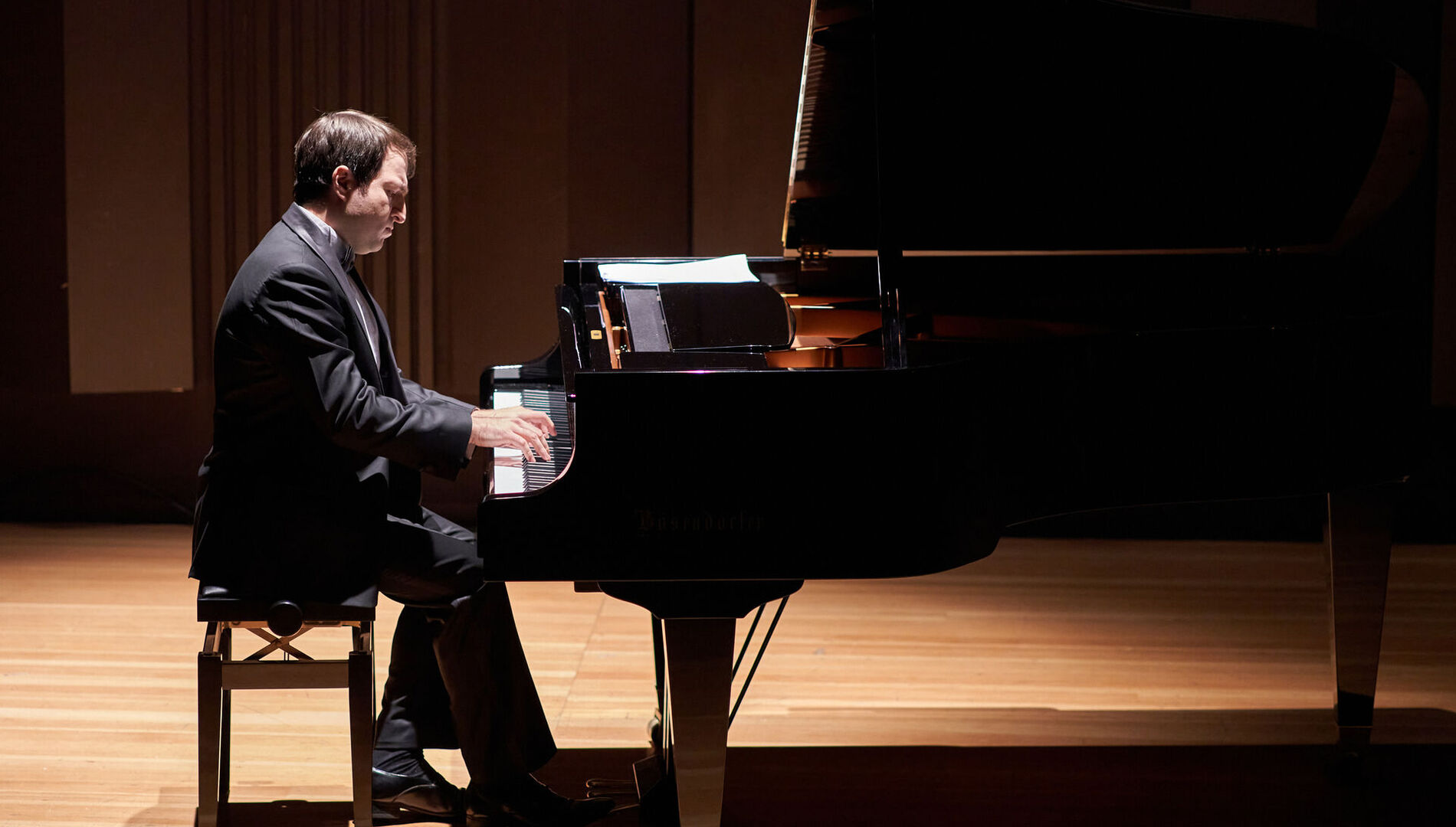 Булат Окуджава:
«Надежды маленький оркестрик»
(посвящение Белле Ахмадулиной)