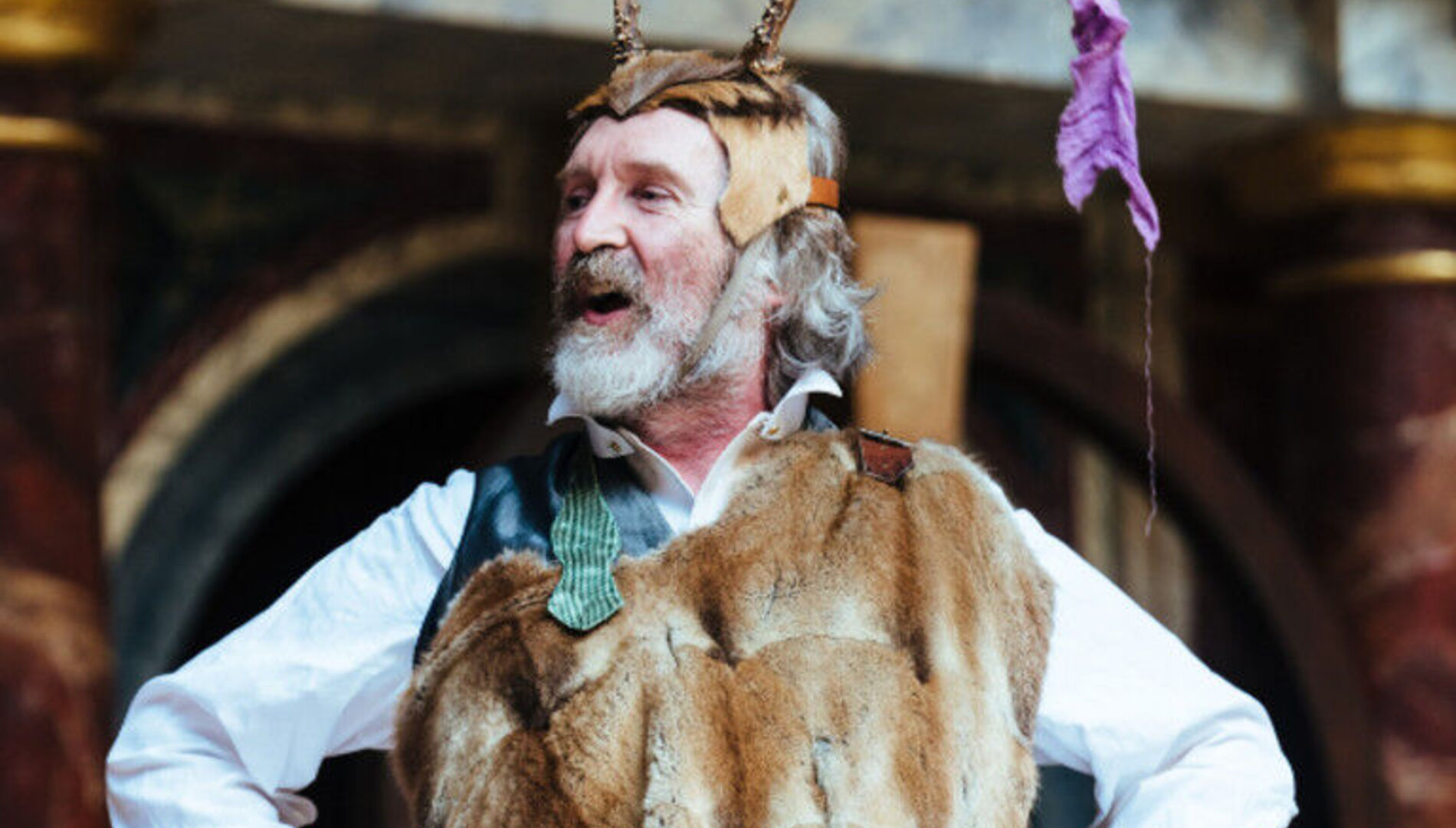 Пирс Куигли в спектакле Уильяма Шекспира
«Виндзорские насмешницы»