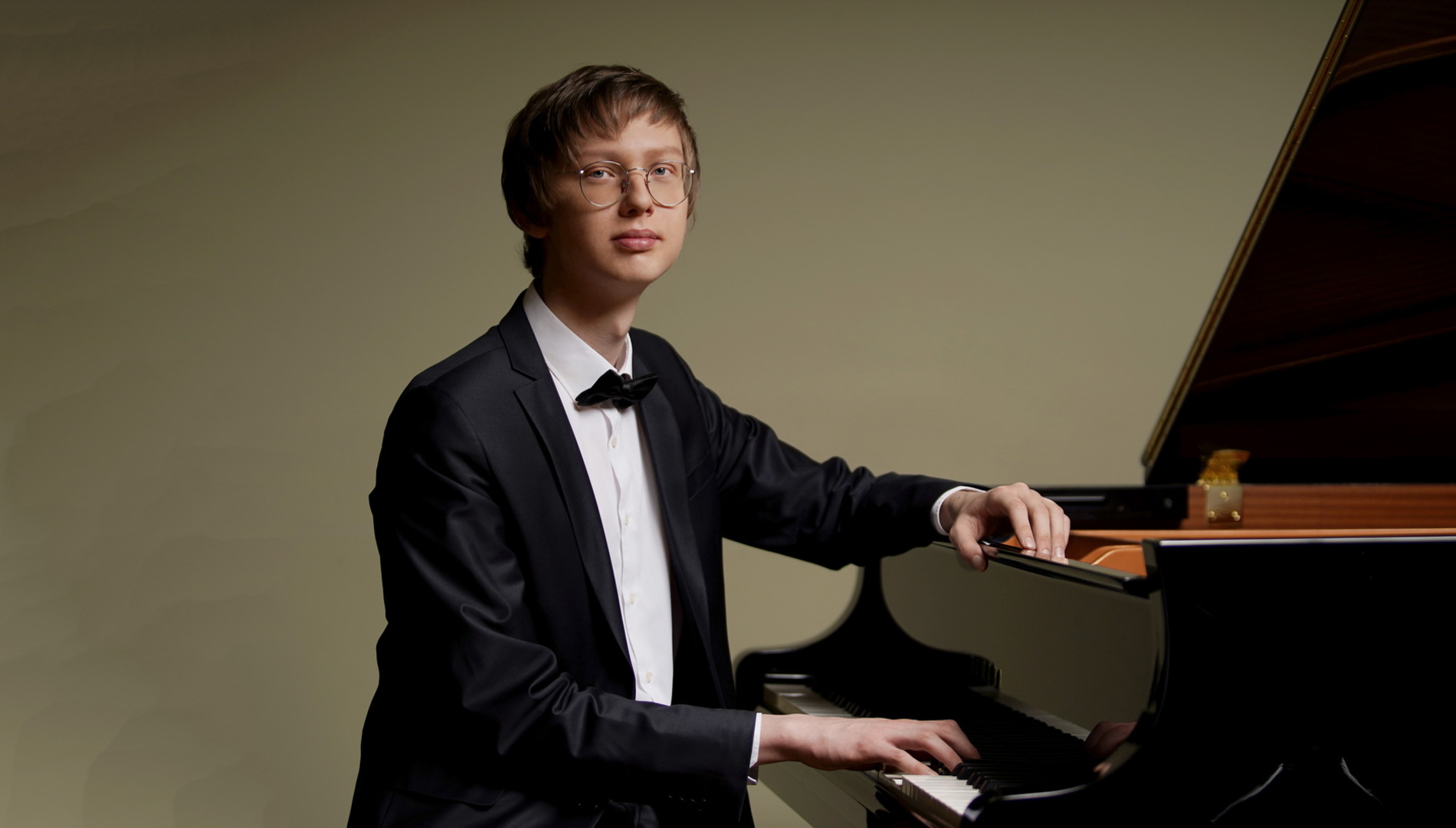 Роберт Рождественский:
«Все начинается с любви»