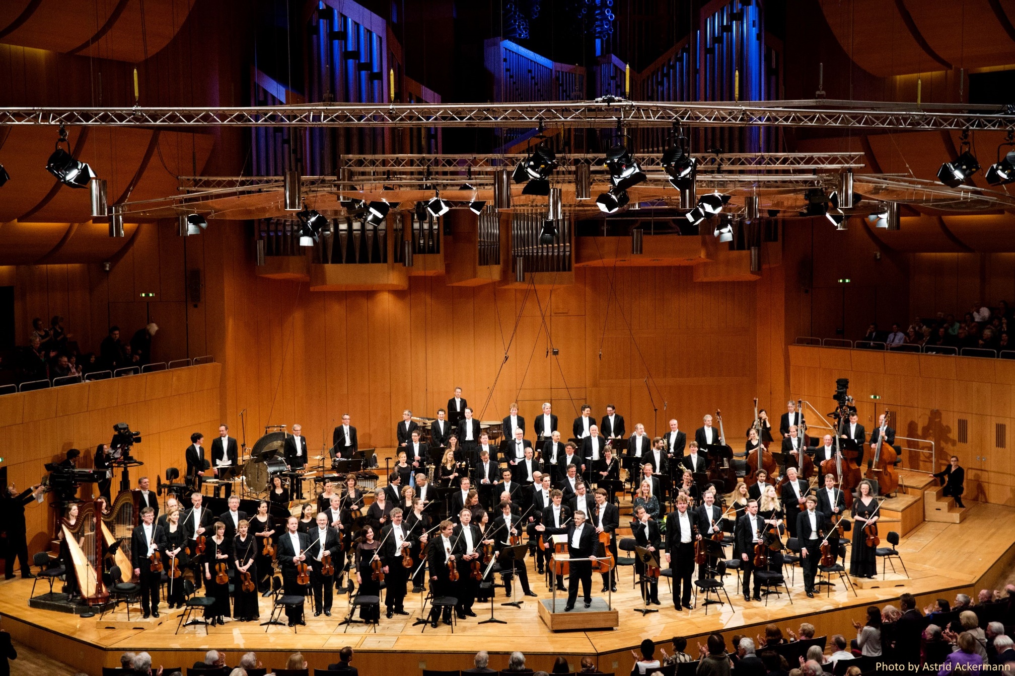 Симфонический оркестр апрель. Концертный зал в Мюнхене. Дирижер симфонического оркестра. Оркестр Мюнхен. Парижский симфонический оркестр.